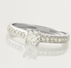 Bague Solitaire Accompagné Aramis Or Blanc Diamant Synthétique