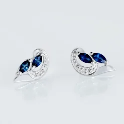 Boucles D'oreilles Puces Sakina Or Blanc Saphir Et Diamant